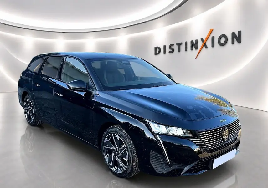 Peugeot 308 SW noire vue en 3/4 avant droit, avec calandre distinctive et jantes alliage modernes.