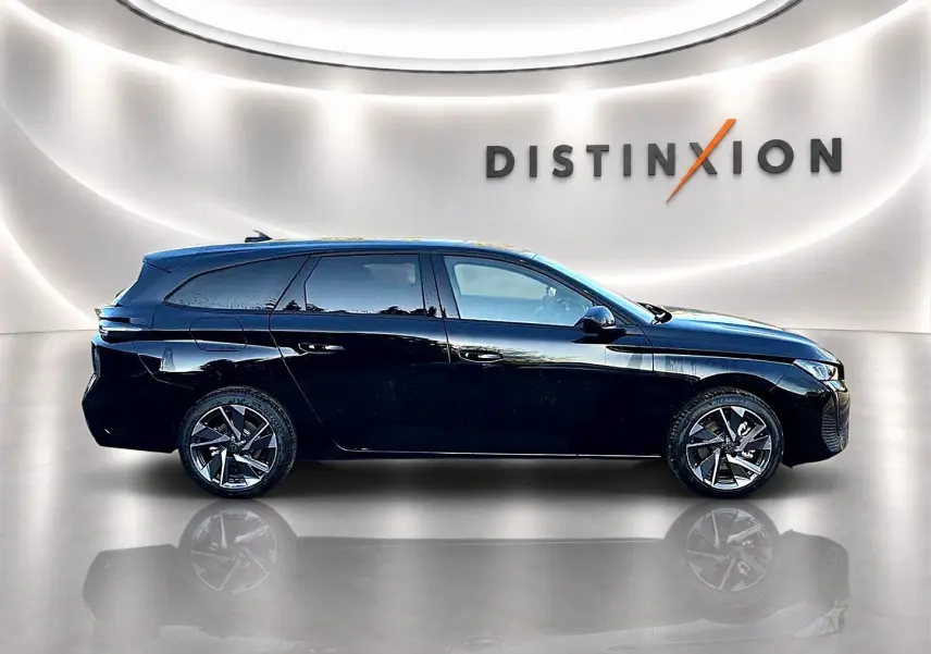 Profil droit de la Peugeot 308 SW noire 2025, avec jantes alliage et vitres arrière surteintées, sur fond blanc épuré.