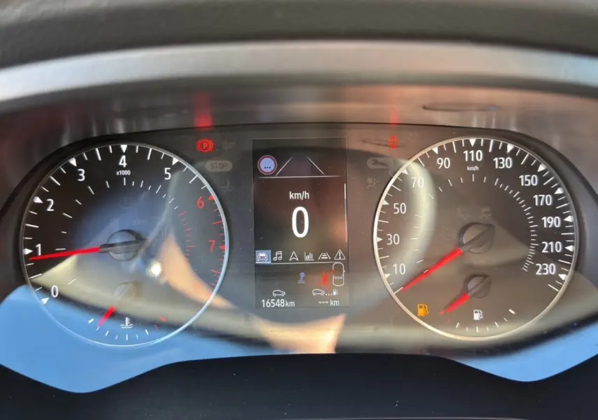 Vue rapprochée du combiné d'instruments du Renault Captur gris foncé 2024, affichage digital et compte-tours analogique.