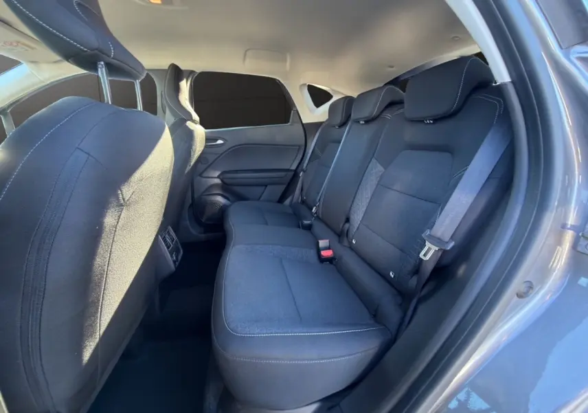 Vue intérieure côté droit montrant la banquette arrière noire du Renault Captur gris foncé 2024 Evolution TCe 90.