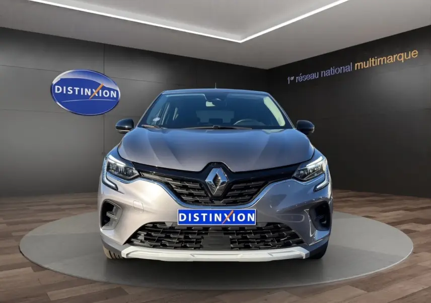 Vue frontale d'un Renault Captur gris foncé 2024 avec calandre noire et feux LED distinctifs.