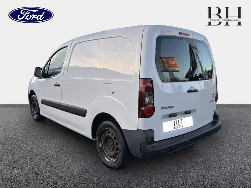 Vue 3/4 arrière droite d'un Citroën Berlingo blanc banquise, fourgon utilitaire avec double portes arrière vitrées.