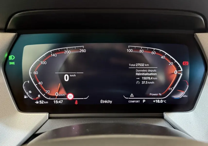 Affichage numérique du combiné d'instruments de la BMW Série 1 116i Business Design, vue frontale détaillée.