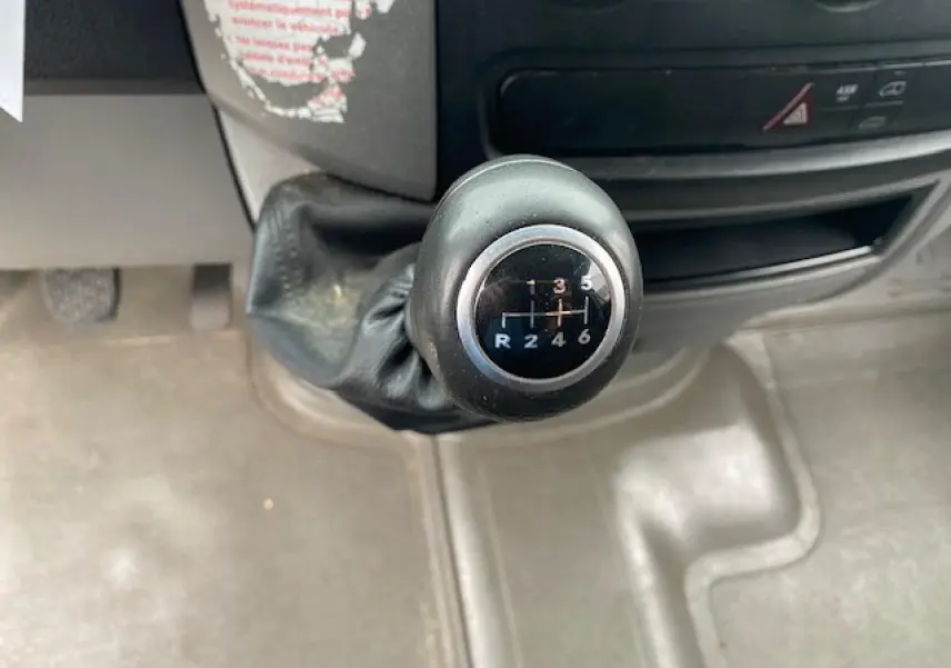 Le levier de vitesses manuel en gros plan dans l'habitacle d'un Mercedes Sprinter blanc de 2015.