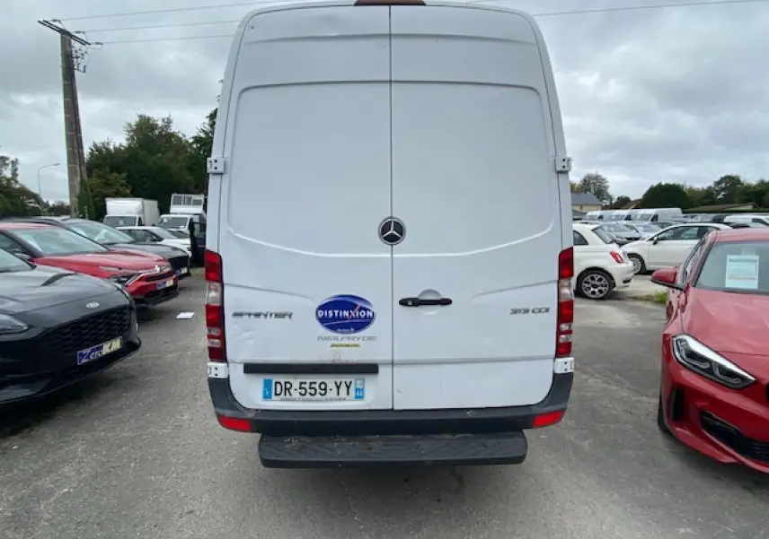Vue arrière d’un fourgon Mercedes Sprinter blanc 37S 3.5t 313 CDI avec logo et plaque d’immatriculation française.