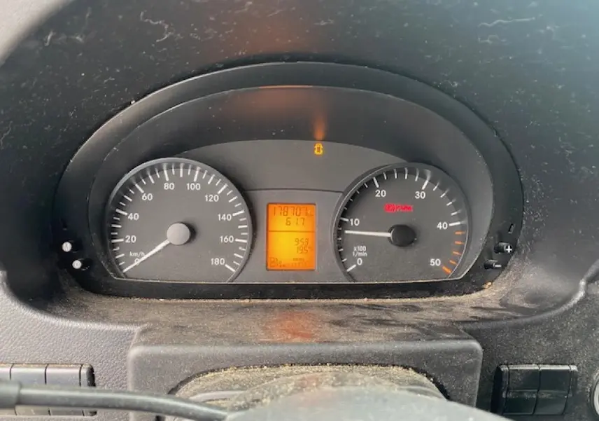 Vue rapprochée du tableau de bord du Mercedes Sprinter blanc, affichant le compteur de vitesse et le compte-tours.