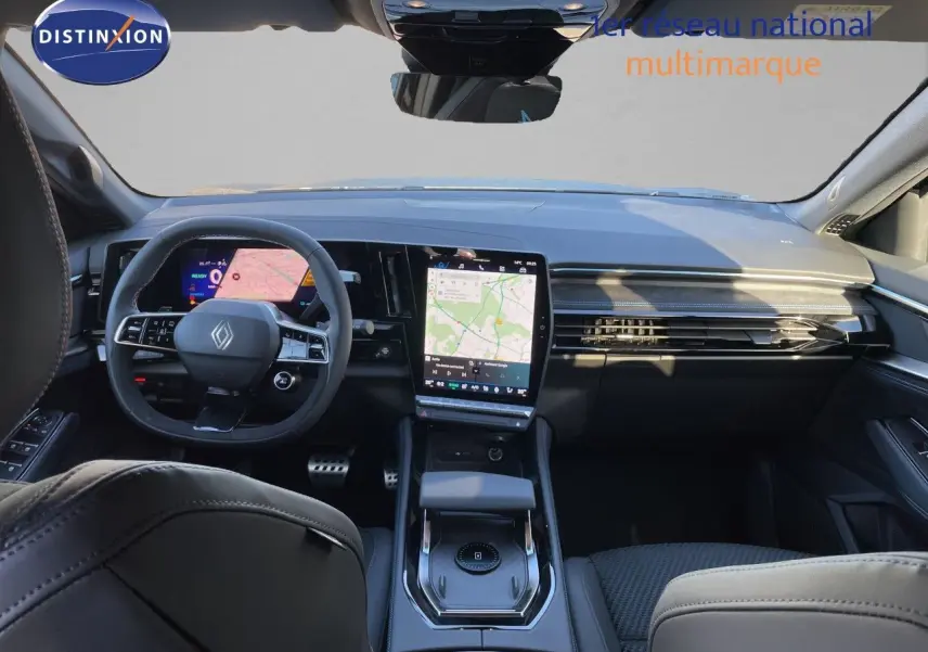 Intérieur noir du Renault Austral E-Tech 2026 vu de face, avec tableau de bord numérique et écran tactile central.