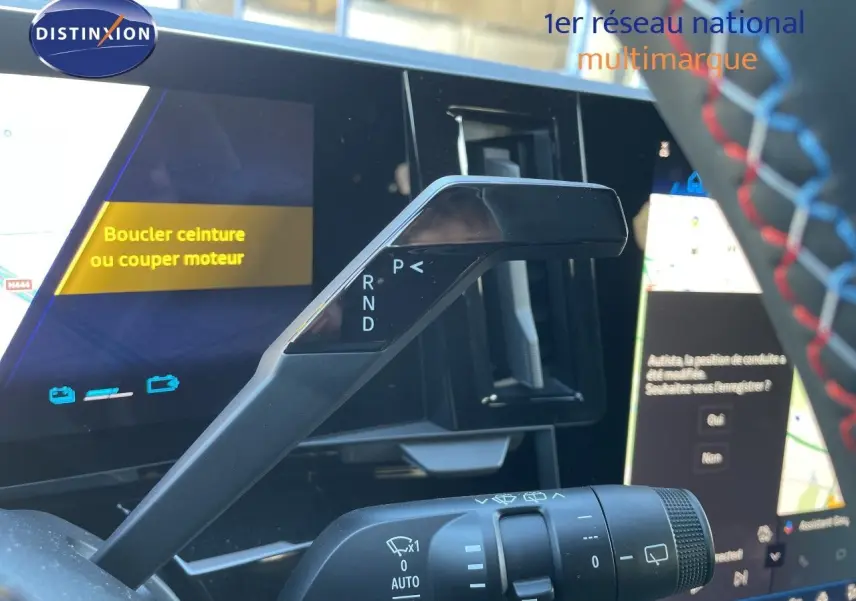 Gros plan sur le levier de vitesses noir et le combiné d'instruments numériques du Renault Austral E-Tech hybride 2026.