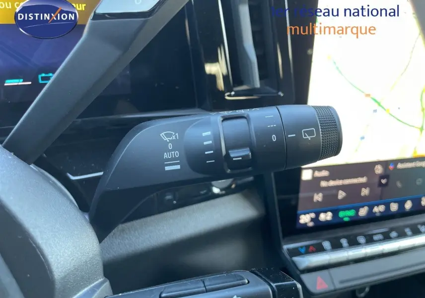 Gros plan sur la commande d’essuie-glace à gauche du volant dans l’habitacle noir du Renault Austral E-Tech 2026.