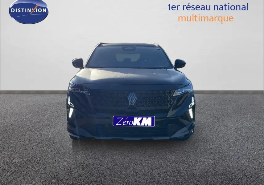 Vue frontale d’un Renault Austral noir étoile métal avec calandre et feux LED distinctifs, sur fond neutre.