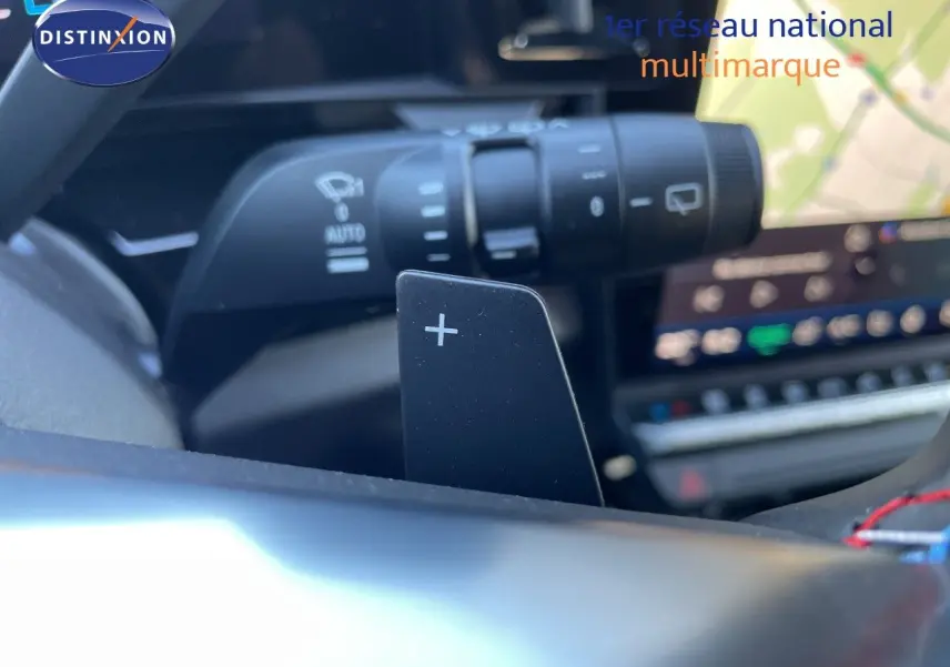 Gros plan sur la palette de changement de vitesse + au volant, intérieur noir du Renault Austral E-Tech 2026.