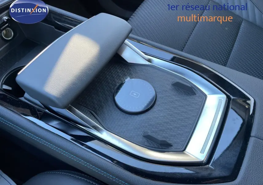 Détail de la console centrale noire avec molette de sélection et accoudoir du Renault Austral E-Tech hybride 2026.