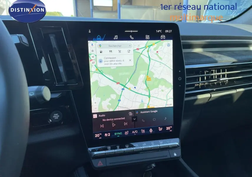 Écran tactile central avec navigation et commandes climatisation dans l’habitacle noir du Renault Austral E-Tech 2026.