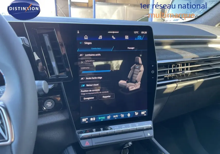 Intérieur Renault Austral E-Tech 2026, vue de la console centrale avec écran tactile affichant les réglages des sièges.