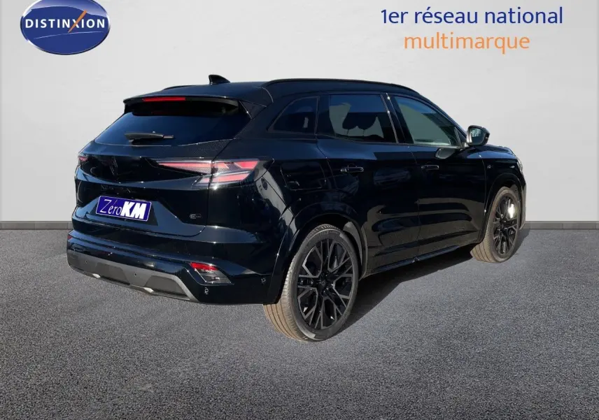 Vue 3/4 arrière droite d’un Renault Austral noir étoile métal avec jantes noires et feux arrière LED fins.