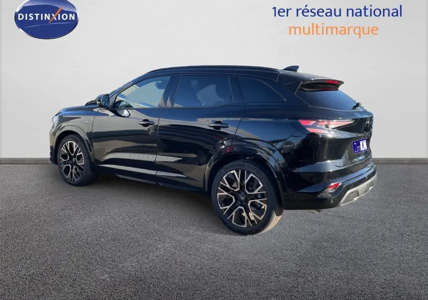 Renault Austral noir étoile métal en 3/4 arrière droit, avec jantes alliage et feux arrière LED distinctifs.