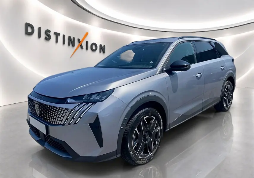 Peugeot 5008 Hybrid 145 allure e-dcs6 gris artense en 3/4 avant droit, jantes alu et calandre distinctive.