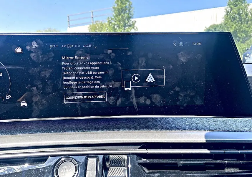 Vue rapprochée de l’écran tactile et du bouton start/stop du tableau de bord du Peugeot 5008 gris Artense 2025.