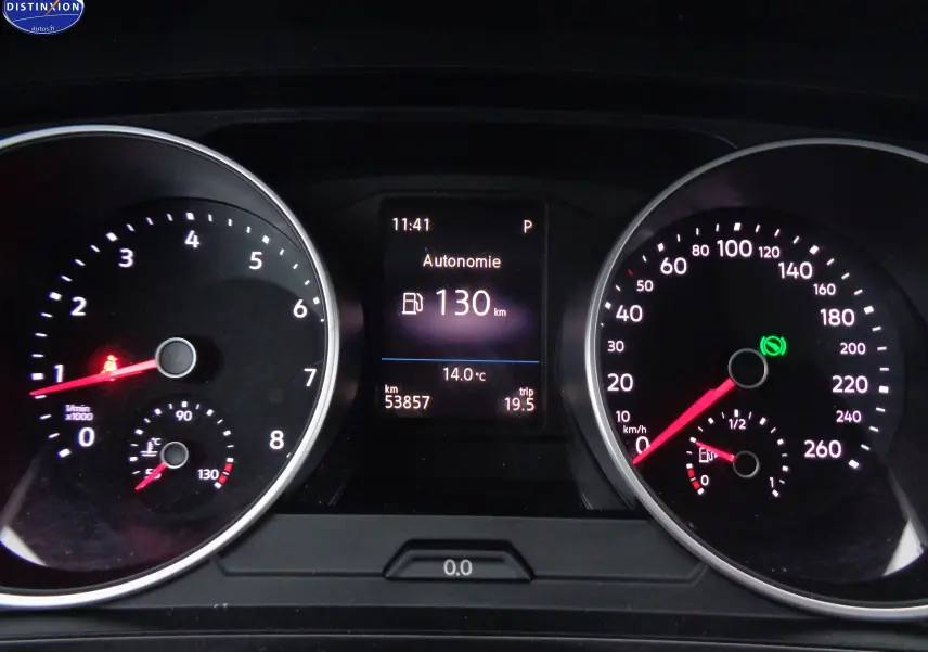 Vue rapprochée du tableau de bord digital du Volkswagen Tiguan 2019 affichant autonomie, vitesse et compte-tours.