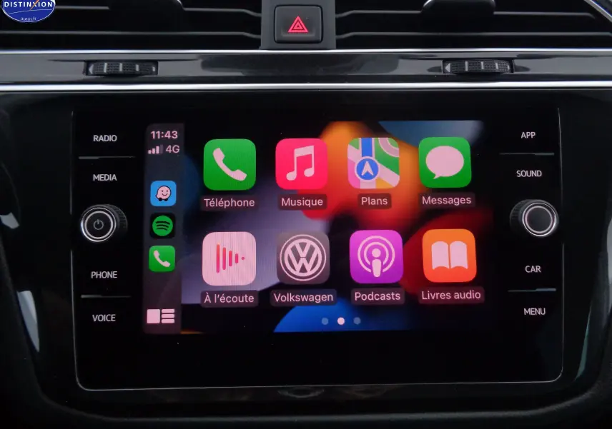 Écran tactile central du Volkswagen Tiguan 2019 montrant l'interface Apple CarPlay avec plusieurs applications colorées.