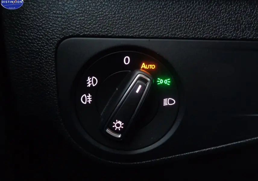 Gros plan sur le sélecteur de phares du Volkswagen Tiguan blanc 2019, avec mode automatique activé.