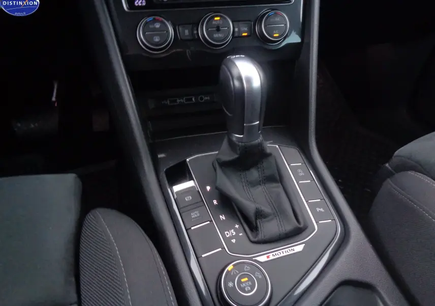 Gros plan sur la console centrale du Volkswagen Tiguan blanc 2019, mettant en valeur le levier de vitesse automatique et les commandes 4MOTION.