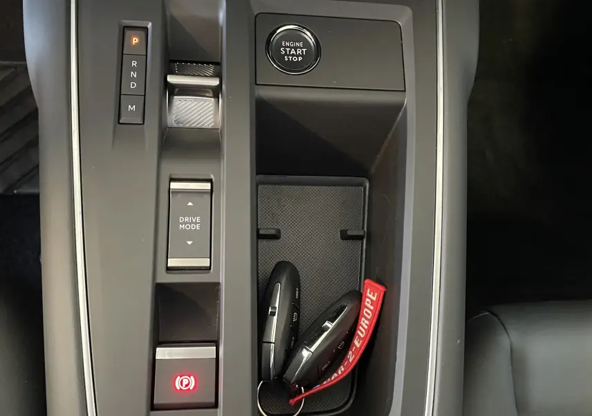 Vue en plongée sur la console centrale du Citroën C5 Aircross gris platinium, avec clés et bouton start/stop visibles.
