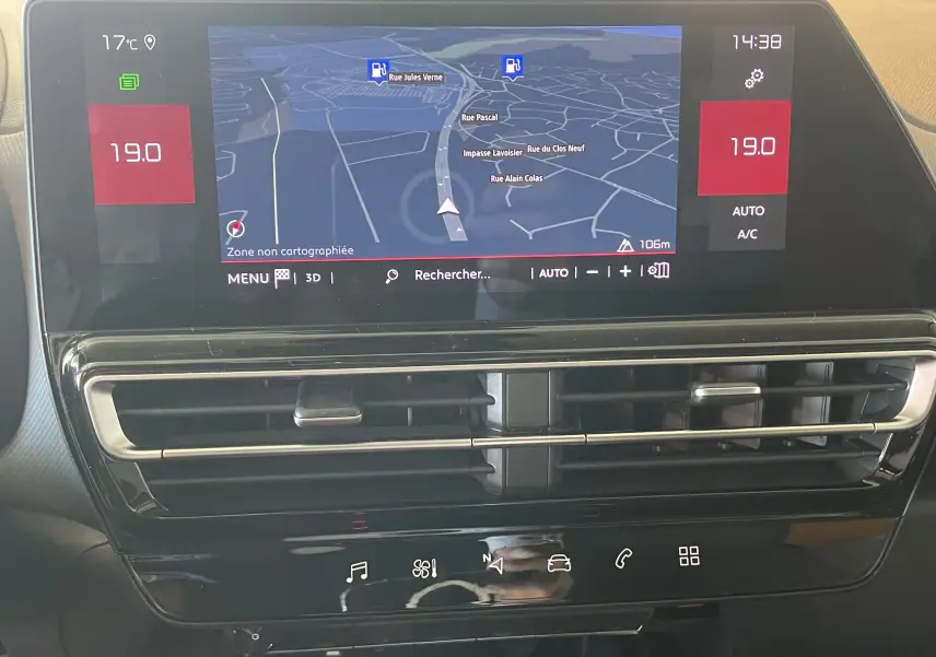 Vue rapprochée de l’écran tactile central du Citroën C5 Aircross gris platinium, affichant la navigation GPS et la climatisation.