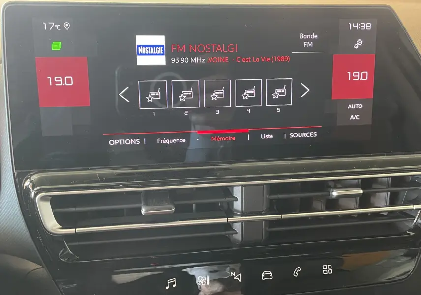 Écran tactile central du Citroën C5 Aircross gris platinium, affichant la radio FM Nostalgie et la climatisation à 19°C.