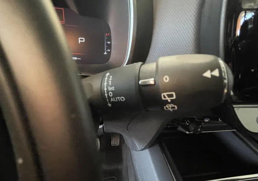 Gros plan sur la commande d’essuie-glace à gauche du volant dans l’habitacle du Citroën C5 Aircross gris platinium 2025.