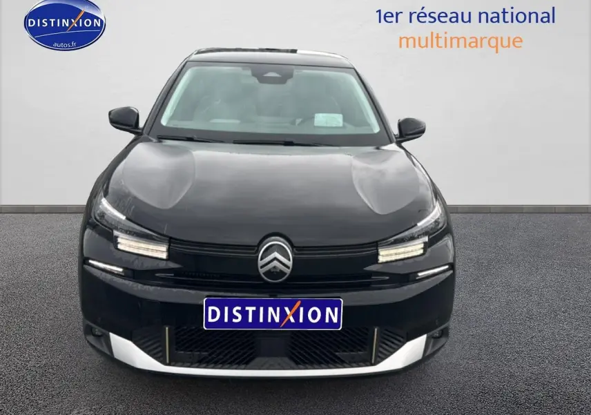 Vue avant d'une Citroën C4 noire 2025 avec phares LED et calandre épurée sur fond neutre.