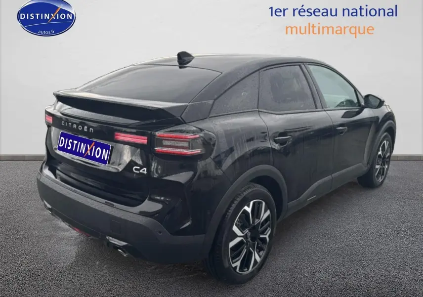 Vue 3/4 arrière droite d'une Citroën C4 noire 2025 avec feux LED et jantes alliage distinctives.