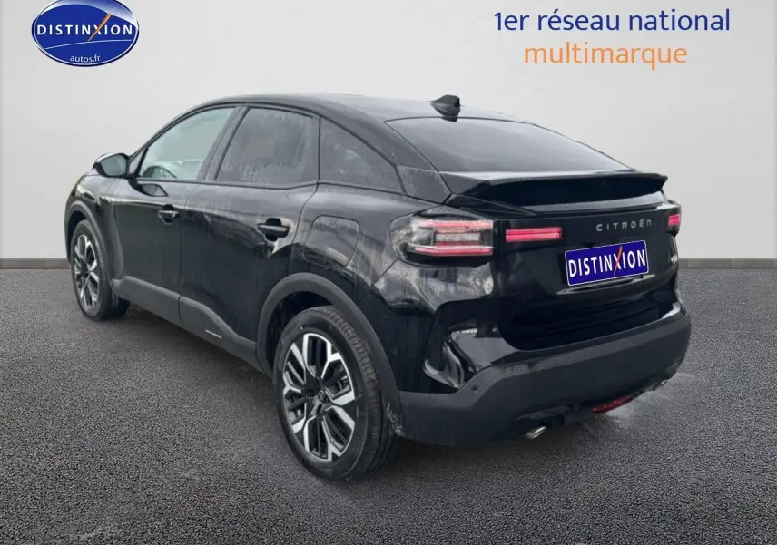 Vue 3/4 arrière droite d'une Citroën C4 noire 2025 avec jantes alu et feux arrière LED distinctifs.