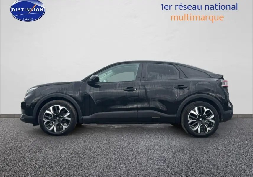 Profil côté gauche d'une Citroën C4 noire 2025 avec jantes alu et lignes fluides sur fond neutre.