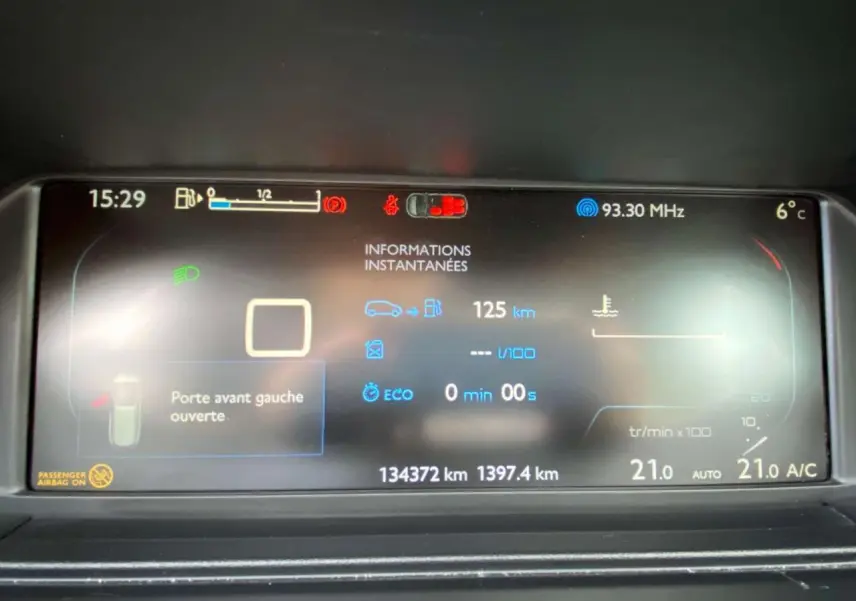 Tableau de bord numérique du Citroën Grand C4 Picasso affichant porte avant gauche ouverte et informations de conduite.