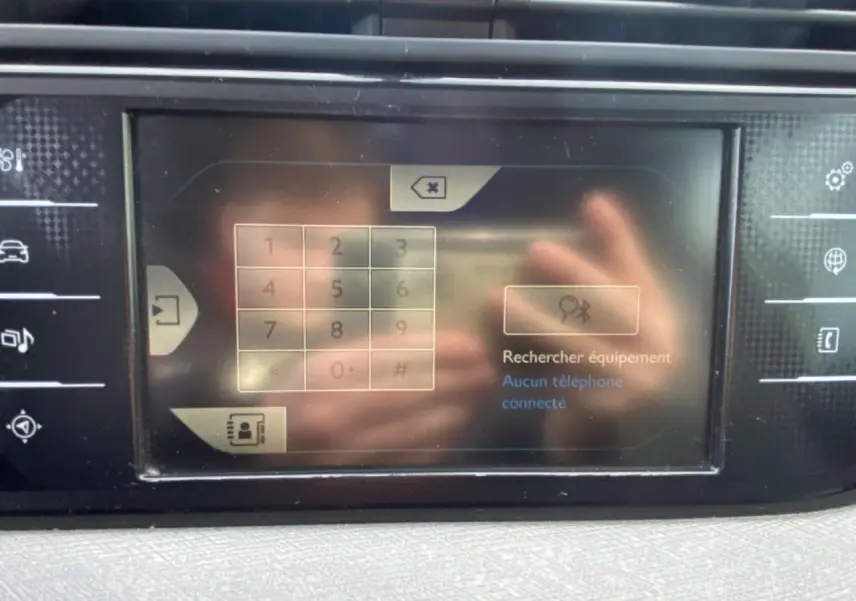 Écran tactile central du tableau de bord du Citroën Grand C4 Picasso blanc, affichant le menu de connexion Bluetooth.