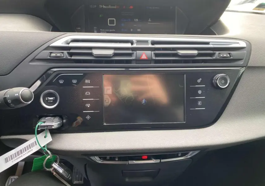 Tableau de bord du Citroën Grand C4 Picasso blanc 2015, vue frontale centrée sur l'écran tactile et commandes.