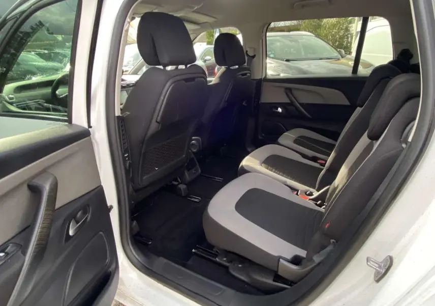 Vue intérieure côté droit sur les sièges arrière gris et noirs du Citroën Grand C4 Picasso blanc 7 places.