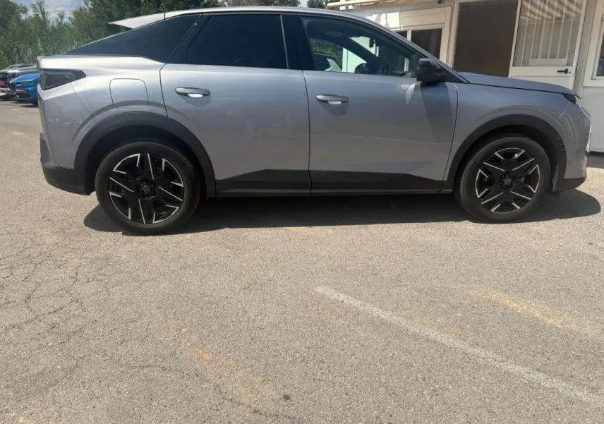 Peugeot 3008 Hybrid gris clair vue de profil côté droit, avec jantes noires au design moderne.