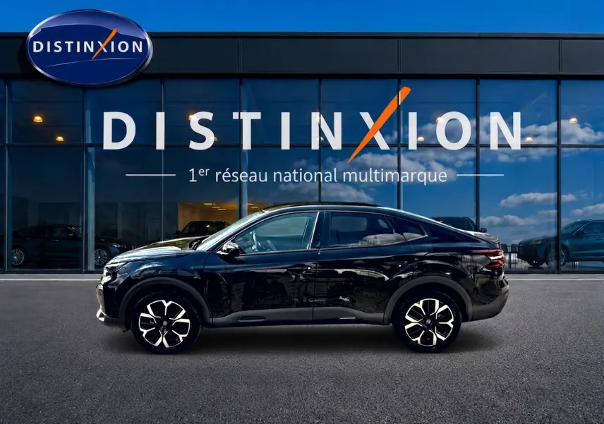 Citroën C4 X noire vue de profil côté gauche, avec jantes alu et silhouette élancée devant showroom Distinxion.