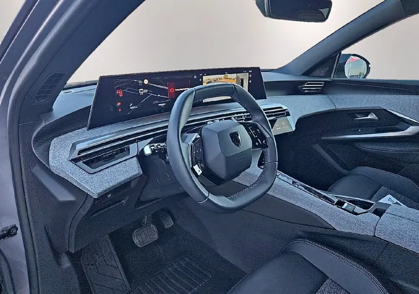 Intérieur avant du Peugeot 5008 Hybrid 145 allure e-dcs6 2025, volant cuir et tableau de bord numérique large.