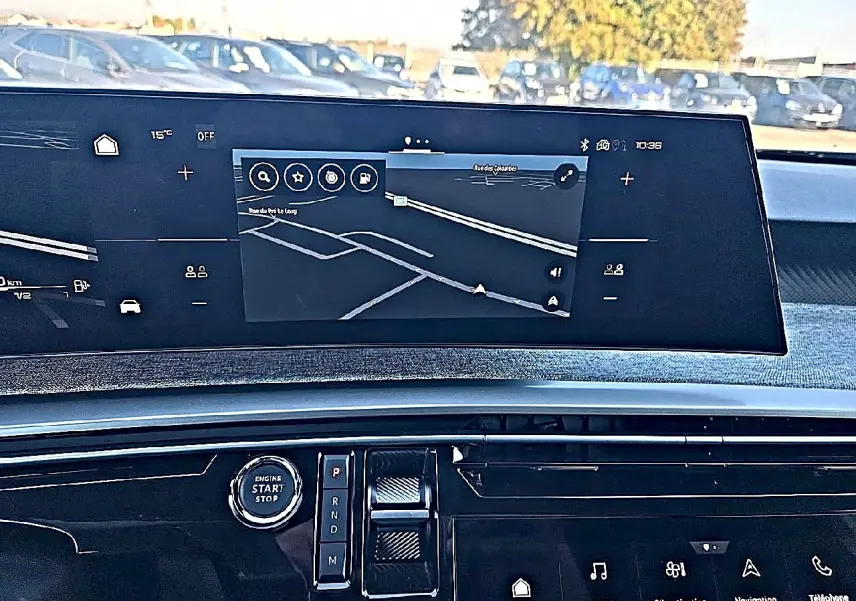 Vue intérieure du tableau de bord du Peugeot 5008 Hybrid 145 allure e-dcs6 2025 avec écran tactile de navigation et bouton start/stop.