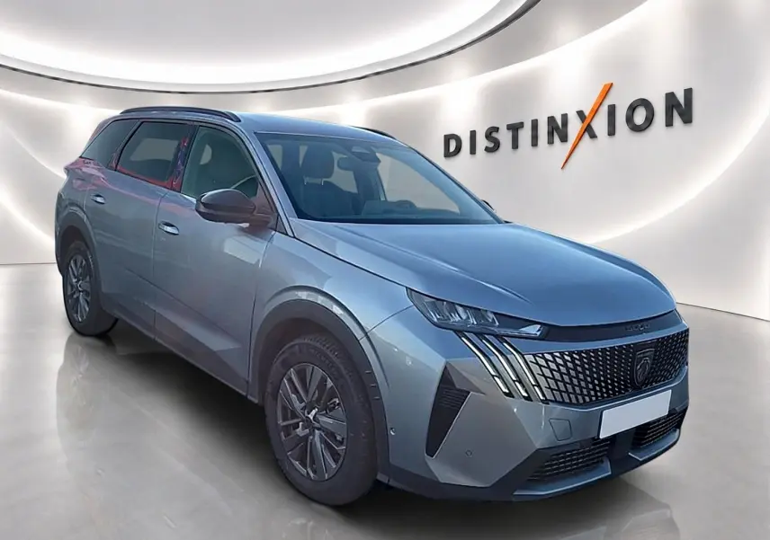 Peugeot 5008 Hybrid 145 allure gris artense en 3/4 avant droit, avec calandre distinctive et jantes alu.