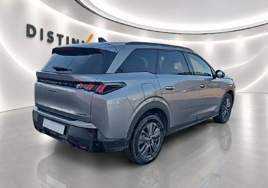 Peugeot 5008 Hybrid 145 allure gris artense vue 3/4 arrière droit avec feux LED et jantes alu.