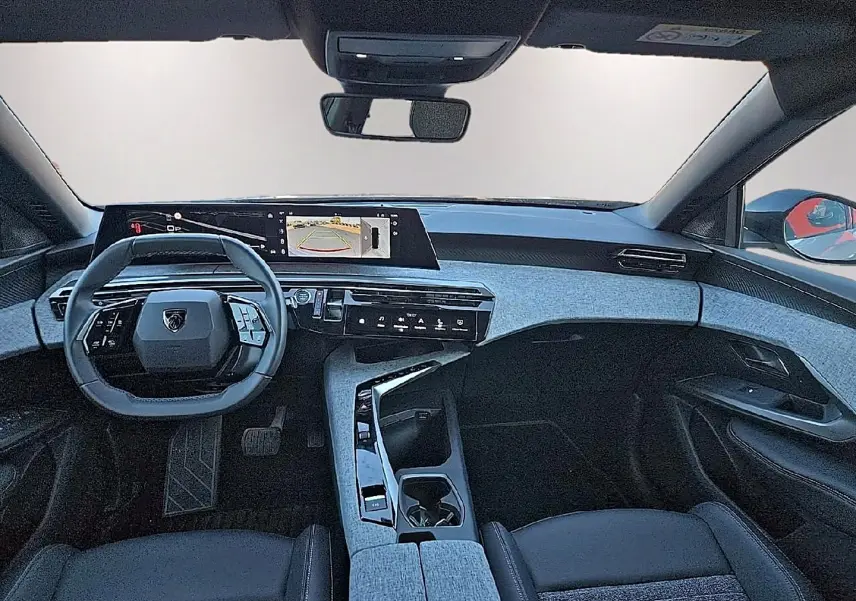 Intérieur avant du Peugeot 5008 Hybrid 145 allure e-dcs6 2025, vue tableau de bord et volant cuir multifonction.
