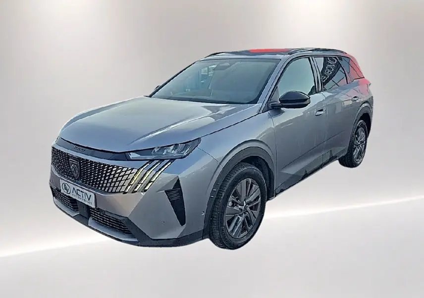 Peugeot 5008 Hybrid 145 allure gris artense en 3/4 avant droit, avec calandre distinctive et jantes alu.