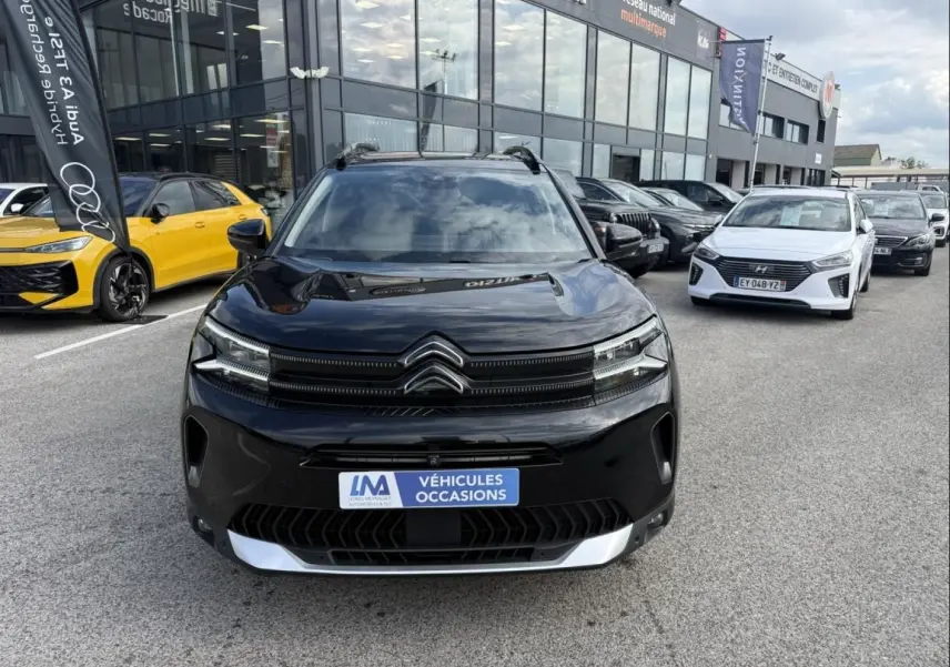 Citroën C5 Aircross noir métal vue de face, calandre distinctive avec logo double chevron et plaque "Véhicules Occasions".