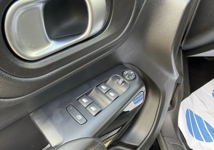 Vue rapprochée de la porte côté conducteur du Citroën C5 Aircross 2024 noir métal, avec commandes des vitres et rétroviseurs.