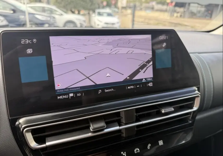 Écran tactile central avec navigation, tableau de bord noir et aérateurs horizontaux du Citroën C5 Aircross 2024.