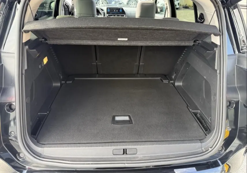 Coffre ouvert du Citroën C5 Aircross noir métal 2024, vue arrière montrant un espace de chargement propre et spacieux.